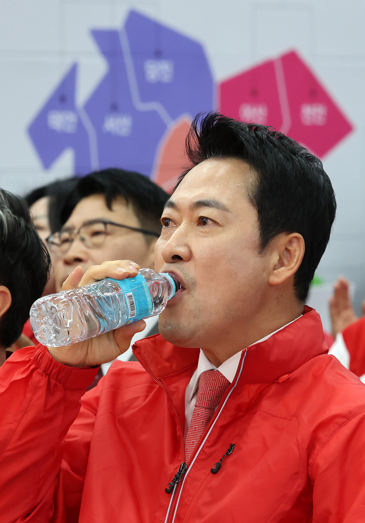 ▲국민의힘 장동혁 대표가 12일 충남 천안시 김태흠 충남지사 후보 선거사무소에서 열린 제9회 전국동시지방선거 충남도당 당직자 회의 및 필승결의대회에서 물을 마시고 있다. (연합뉴스)
