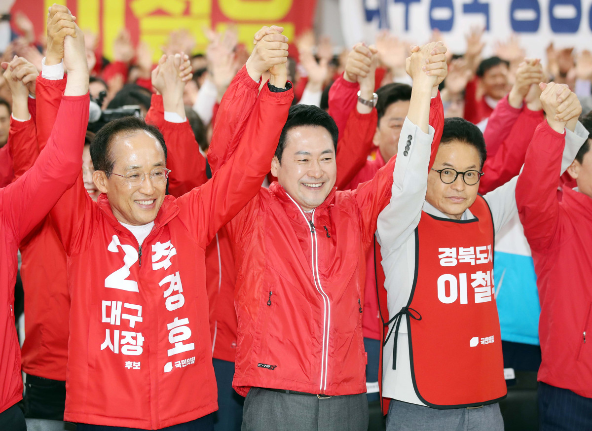 ▲12일 오후 대구 수성구 국민의힘 경북도당에서 열린 경북도당 선대위 발대식에서 추경호 대구시장 예비후보와 장동혁 대표, 이철우 경북도지사 예비후보가 손을 맞잡고 있다. (연합뉴스)