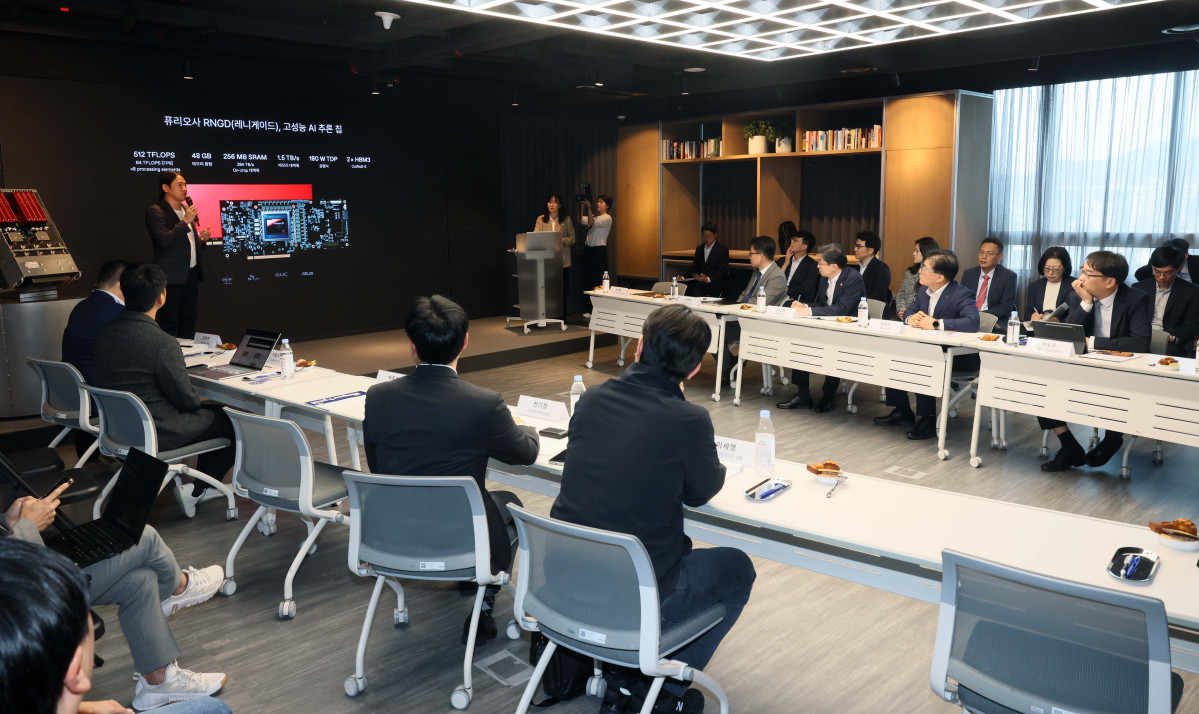 ▲12일 서울 강남구 퓨리오사AI에서 열린 금융위원회의 국내대표 AI반도체(NPU) 기업 현장방문 및 간담회에서 백준호 퓨리오사AI 대표가 이억원 위원장과 박상진 산업은행 회장 등에게 프레젠테이션을 하고 있다. 신태현 기자 holjjak@