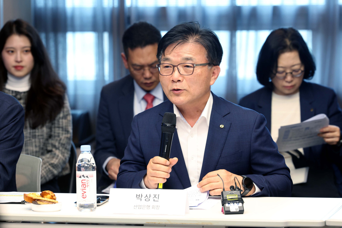 ▲박상진 산업은행 회장이 12일 서울 강남구 퓨리오사AI에서 열린 국내대표 AI반도체(NPU) 기업 현장방문 및 간담회에서 인사말을 하고 있다. 신태현 기자 holjjak@