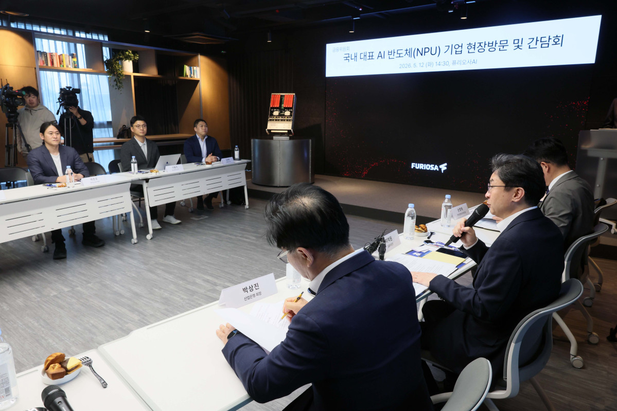▲이억원 금융위원장이 12일 서울 강남구 퓨리오사AI에서 열린 국내대표 AI반도체(NPU) 기업 현장방문 및 간담회에서 인사말을 하고 있다. 신태현 기자 holjjak@