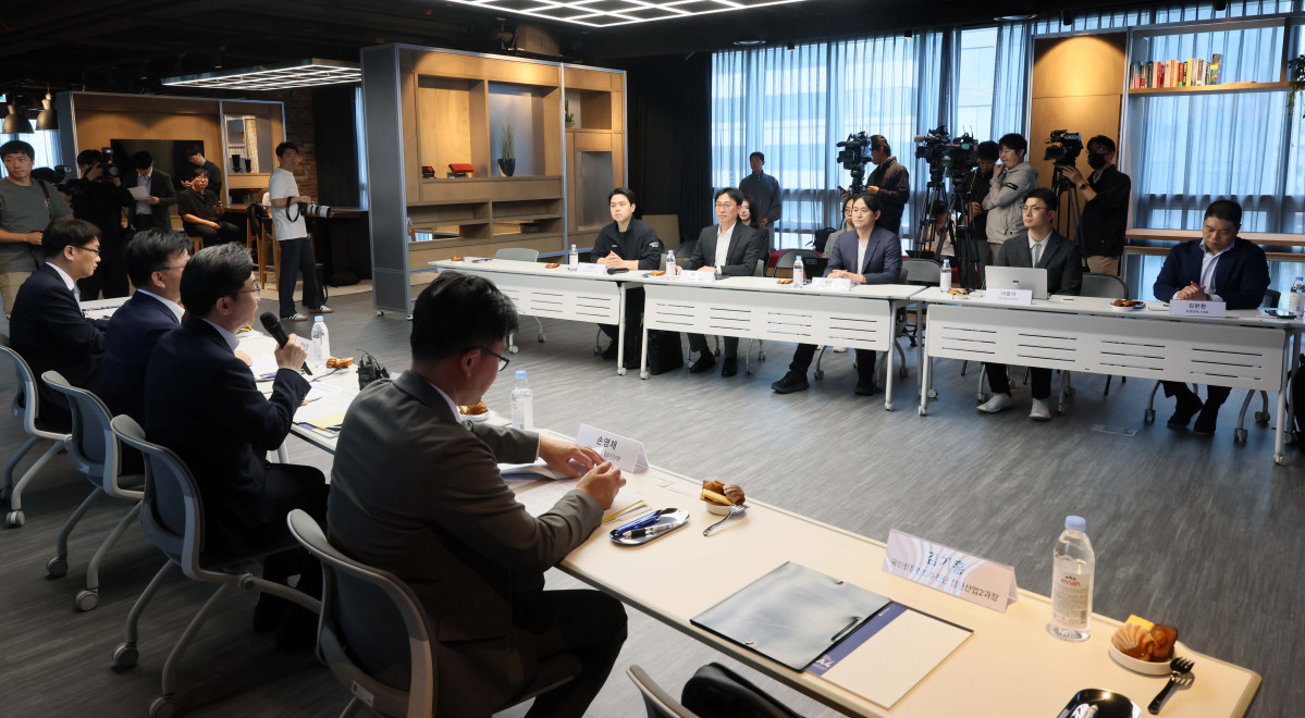 ▲12일 서울 강남구 퓨리오사AI에서 열린 금융위원회의 국내대표 AI반도체(NPU) 기업 현장방문 및 간담회에서 백준호 퓨리오사AI 대표 등 업계 관계자들이 이억원 위원장의 인사말을 듣고 있다. 신태현 기자 holjjak@
