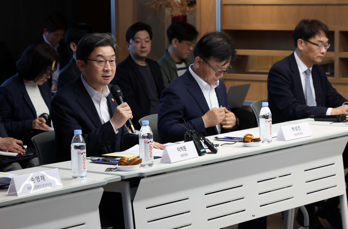 ▲이억원 금융위원장이 12일 서울 강남구 퓨리오사AI에서 열린 국내대표 AI반도체(NPU) 기업 현장방문 및 간담회에서 인사말을 하고 있다. 신태현 기자 holjjak@