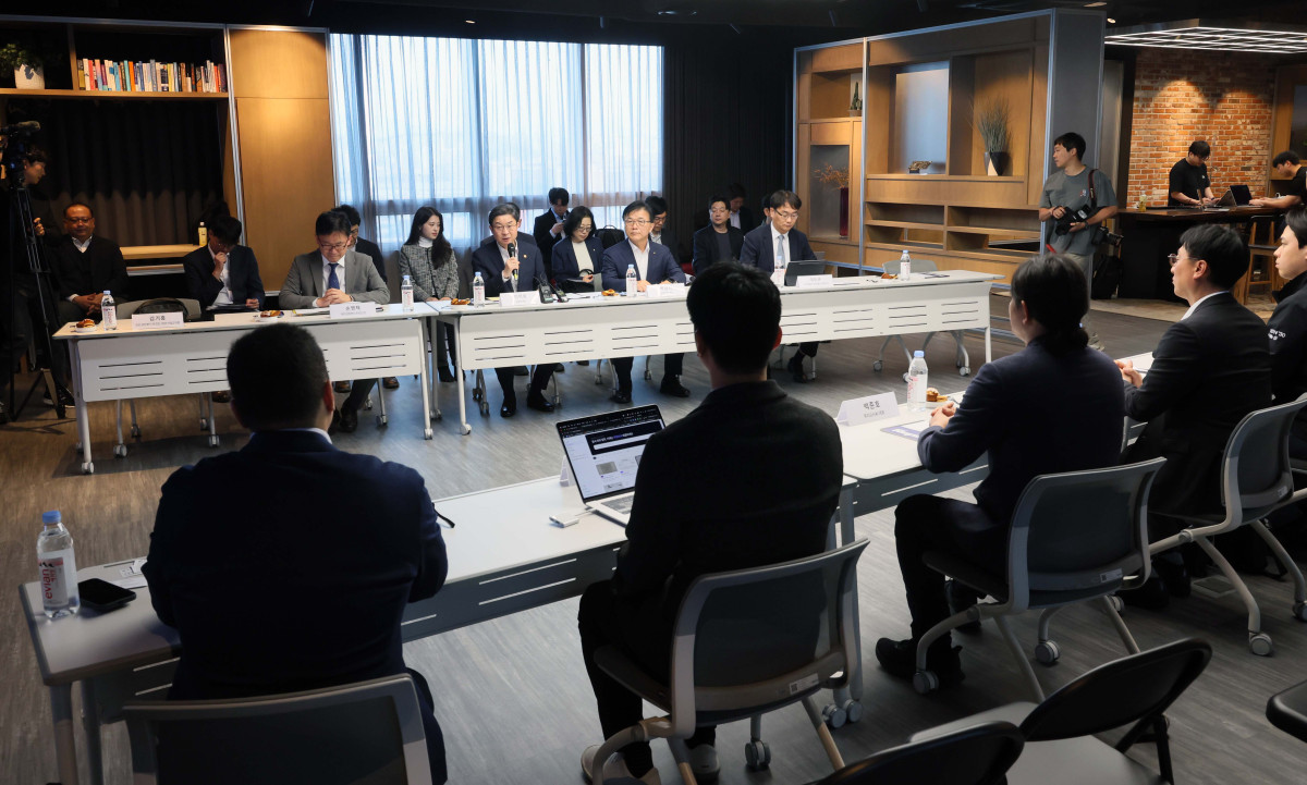 ▲이억원 금융위원장이 12일 서울 강남구 퓨리오사AI에서 열린 국내대표 AI반도체(NPU) 기업 현장방문 및 간담회에서 인사말을 하고 있다. 신태현 기자 holjjak@