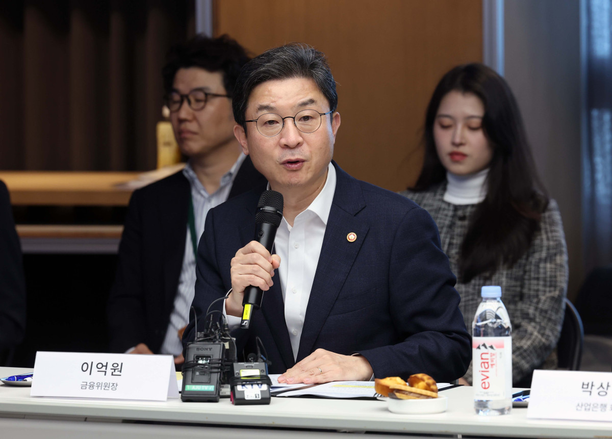 ▲이억원 금융위원장이 12일 서울 강남구 퓨리오사AI에서 열린 국내대표 AI반도체(NPU) 기업 현장방문 및 간담회에서 인사말을 하고 있다. 신태현 기자 holjjak@