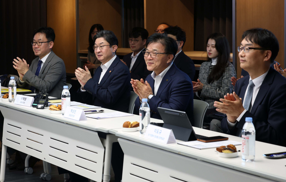▲이억원 금융위원장과 박상진 산업은행 회장 등이 12일 서울 강남구 퓨리오사AI에서 열린 국내대표 AI반도체(NPU) 기업 현장방문 및 간담회에서 박수치고 있다. 신태현 기자 holjjak@