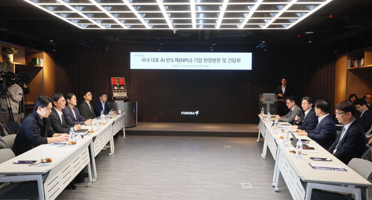 ▲이억원 금융위원장이 12일 서울 강남구 퓨리오사AI에서 열린 국내대표 AI반도체(NPU) 기업 현장방문 및 간담회에서 인사말을 하고 있다. 신태현 기자 holjjak@