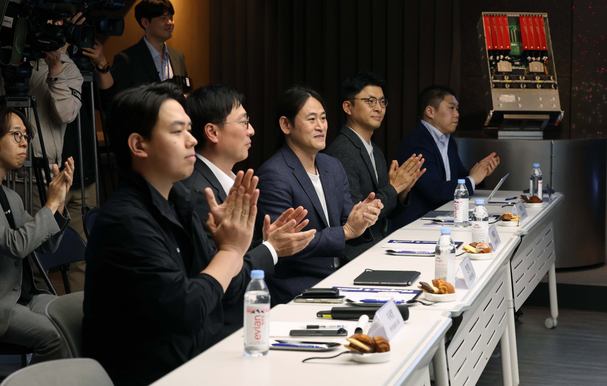 ▲12일 서울 강남구 퓨리오사AI에서 열린 이억원 금융위원장의 국내대표 AI반도체(NPU) 기업 현장방문 및 간담회에서 백준호 퓨리오사AI 대표 등 업계 관계자들이 박수치고 있다. 신태현 기자 holjjak@