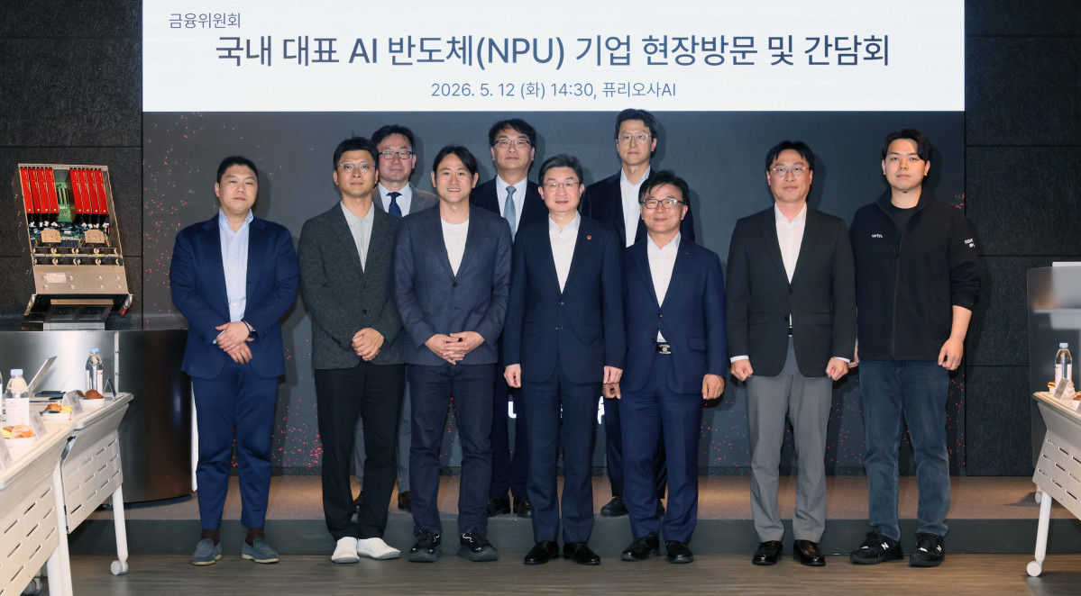 ▲이억원 금융위원장, 박상진 산업은행 회장, 백준호 퓨리오사AI 대표 등이 12일 서울 강남구 퓨리오사AI에서 열린 국내대표 AI반도체(NPU) 기업 현장방문 및 간담회에서 기념촬영을 하고 있다. 신태현 기자 holjjak@