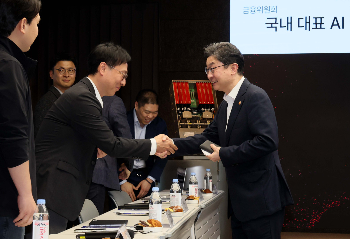 ▲이억원 금융위원장이 12일 서울 강남구 퓨리오사AI에서 열린 국내대표 AI반도체(NPU) 기업 현장방문 및 간담회에 앞서 업계 관계자들과 인사하고 있다. 신태현 기자 holjjak@