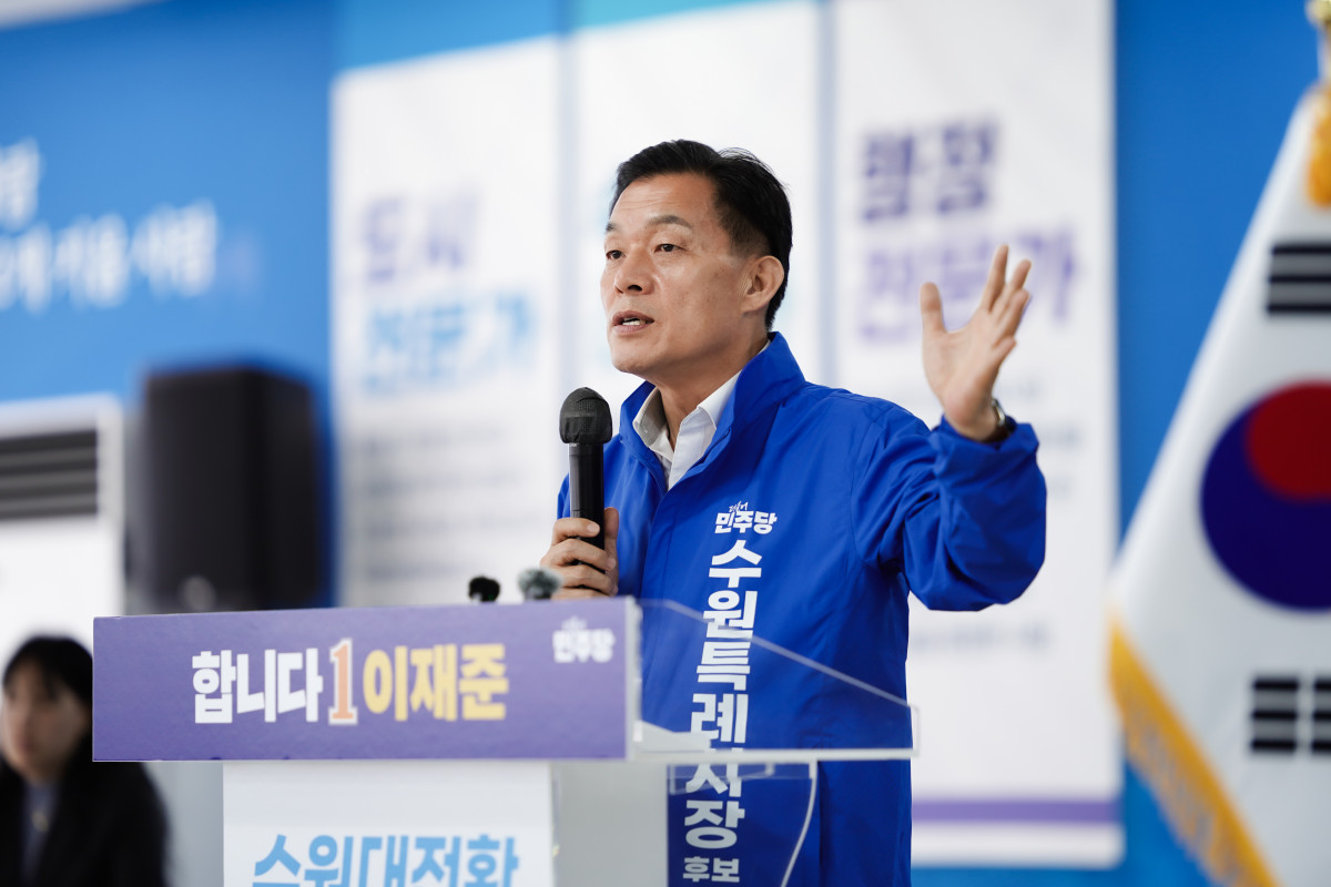 ▲이재준 더불어민주당 수원특례시장 예비후보가 12일 정책공약 기자간담회에서 교통·교육·의료비 부담을 낮추는 '3대 반값 생활비' 공약을 발표하고 있다. (이재준 수원시장 후보 캠프)