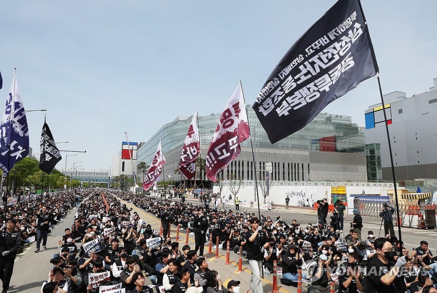 ▲지난달 23일 경기도 평택시 삼성전자 평택캠퍼스 앞에서 열린 삼성전자 노동조합 공동투쟁본부의 '투명하게 바꾸고, 상한폐지 실현하자-4/23 투쟁 결의대회'에서 노조 깃발이 입장하고 있다. (연합뉴스)
