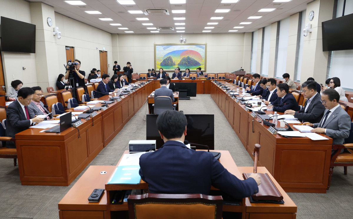 ▲강민국 국회 정무위 법안심사제2소위원장이 11일 오후 서울 여의도 국회에서 열린 정무위원회 법안심사제2소위원회에서 의사봉을 두두드리고 있다. (사진=뉴시스)