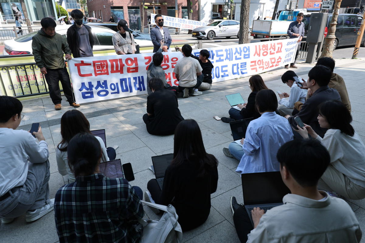 ▲삼성전자 주주행동 실천본부 관계자들이 12일 서울 용산구 한남동에서 '파업 철회촉구 기자회견'을 하고 있다. (연합뉴스)