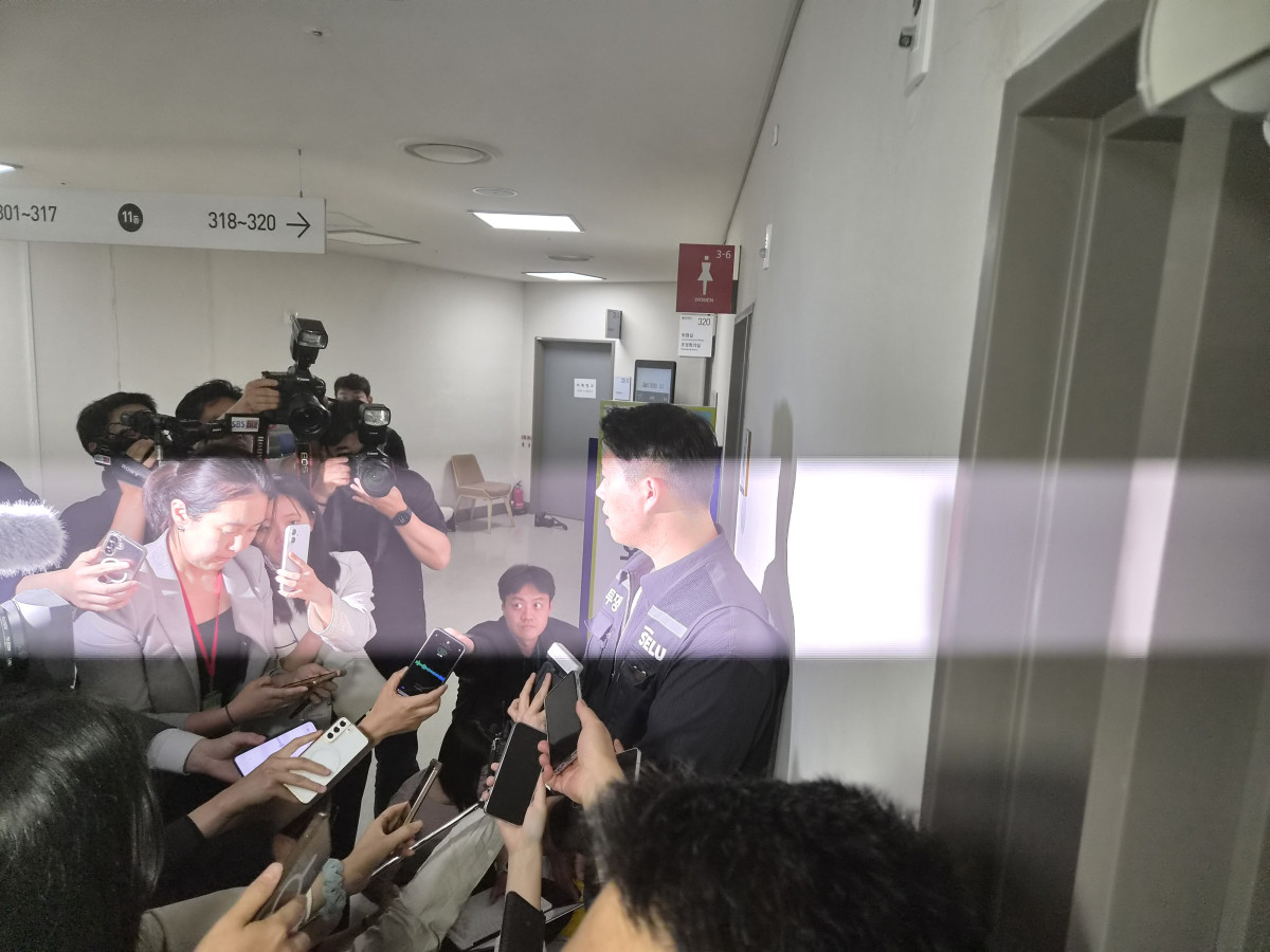 ▲최승호 초기업노동조합 삼성전자지부(이하 초기업노조) 위원장이 12일 삼성전자 노사 사후조정 2차 회의 중 기자들과 만나 노조 입장을 발표하고 있다. (김지영 인구정책전문기자 @jye)