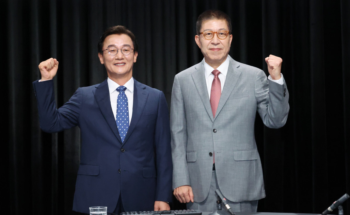 ▲12일 오후 부산 동구 MBC 스튜디오에서 열린 6·3 지방선거 부산시장 후보 TV 토론회에 참석한 더불어민주당 전재수, 국민의힘 박형준 후보가 토론에 앞서 포즈를 취하고 있다. (연합뉴스)