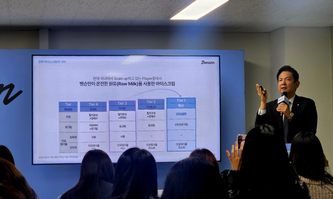 ▲한화갤러리아 자회사 베러스쿱크리머리(벤슨)는 12일 포천 생산센터에서 미디어 간담회를 열었다. 윤진호 대표가 간담회에서 사업 비전을 밝히고 있다. (사진=정영인 기자 oin@)