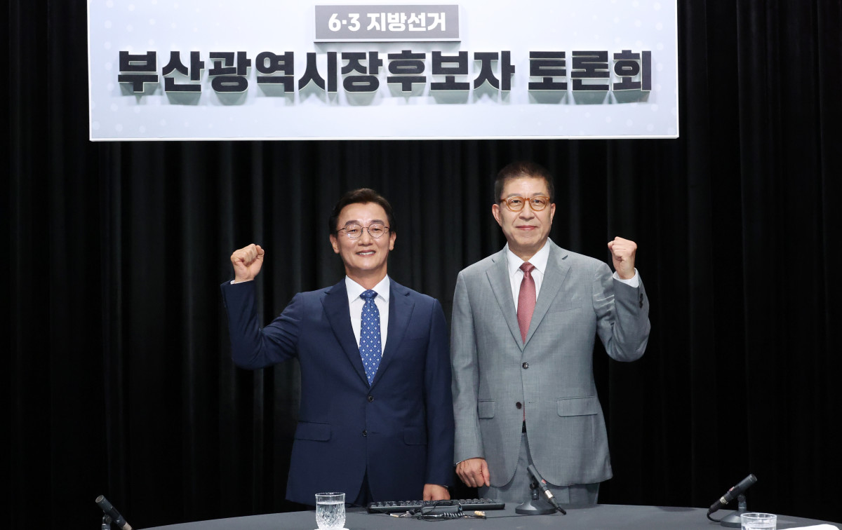 ▲12일 오후 부산 동구 MBC 스튜디오에서 열린 6·3 지방선거 부산시장 후보 TV 토론회에 참석한 더불어민주당 전재수, 국민의힘 박형준 후보가 토론에 앞서 포즈를 취하고 있다. (연합뉴스)