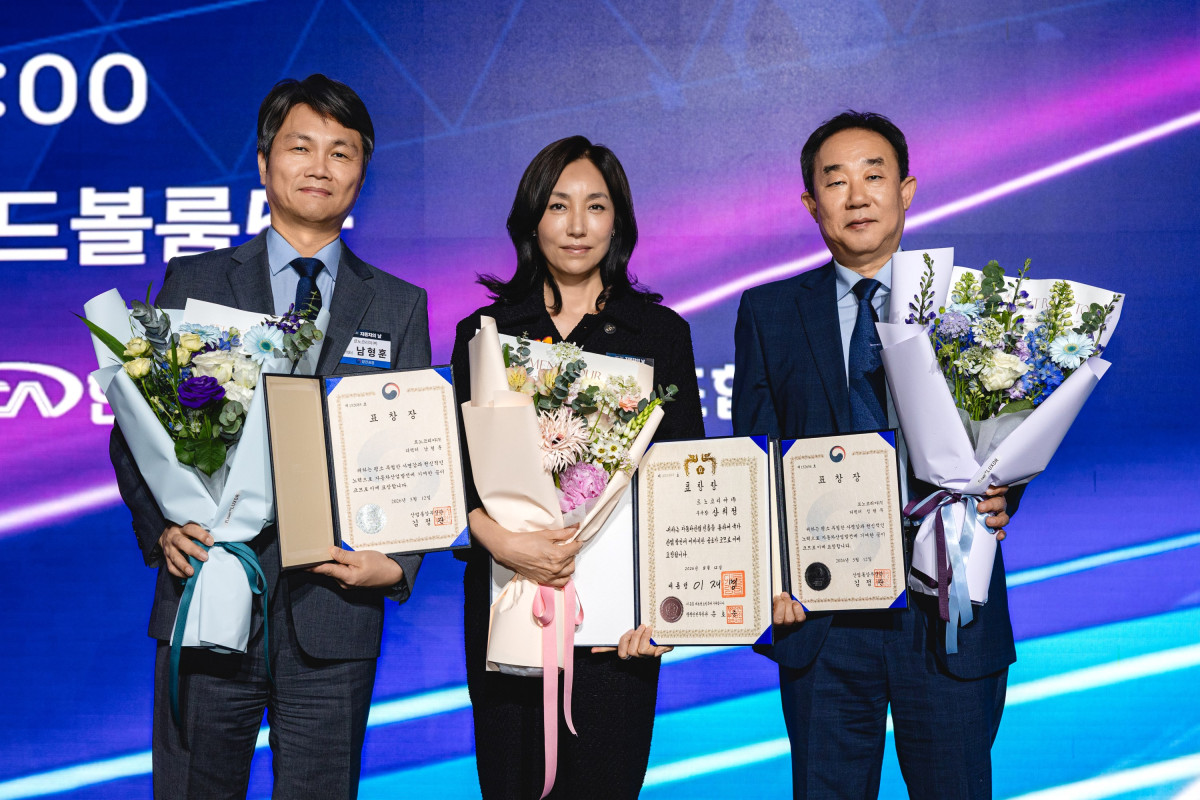 ▲12일 진행된 '제23회 자동차의 날' 행사에서 대통령표창을 수상한 르노코리아 상희정(왼쪽 두 번째) 대내외전략본부장과 장관표창을 수상한 남형훈(왼쪽 첫 번째) 디렉터, 정현무 디렉터가 기념사진을 촬영하고 있다. (사진=르노코리아)
