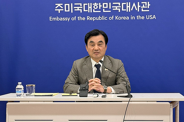▲안규백 국방부 장관이 12일(현지시간) 워싱턴 DC 주미대사관에서 한미 국방장관 회담 등 방미 결과를 설명하는 특파원단 대상 브리핑을 하고 있다. (연합뉴스)