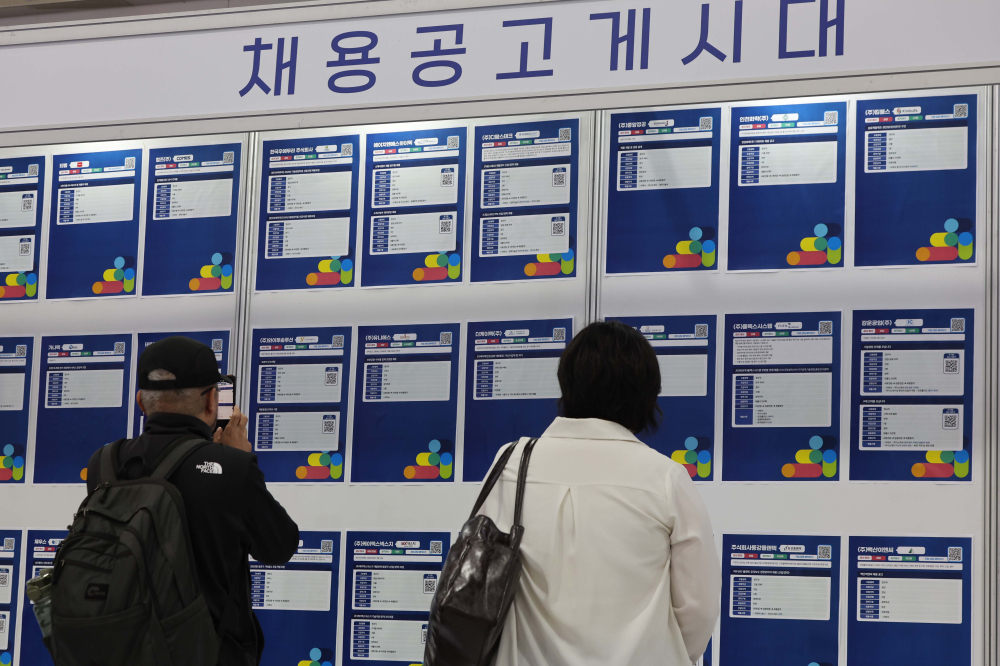 ▲지난달 28일 서울 서초구 aT센터에서 열린 '2026 대한민국 상생 채용박람회'에서 구직자들이 채용공고게시대를 살펴보고 있다. (김예연 인턴기자 kimye@)