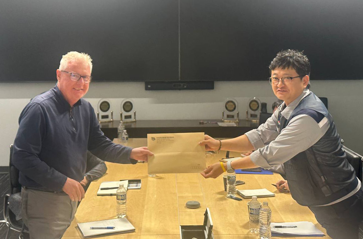 ▲서한 전달하는 안규백(오른쪽) 한국GM 노조 지부장 (사진=한국지엠 노조)