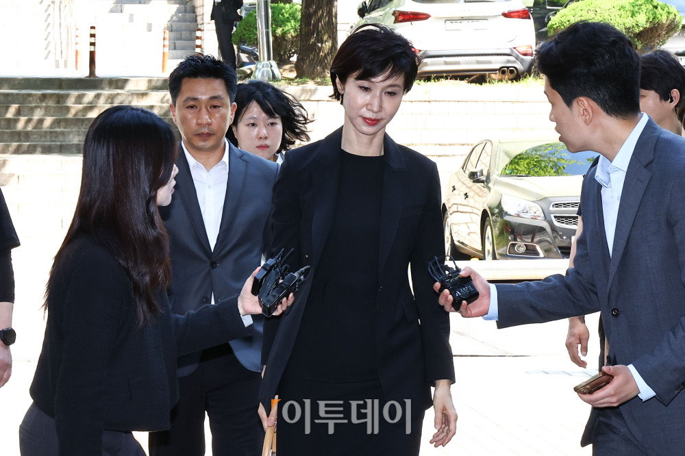 ▲노소영 아트센터 나비 관장이 13일 서울 서초구 서울고등법원에서 열린 최태원 SK그룹 회장과의 재산 분할 파기환송심 조정기일에 출석하고 있다. 사진공동취재단