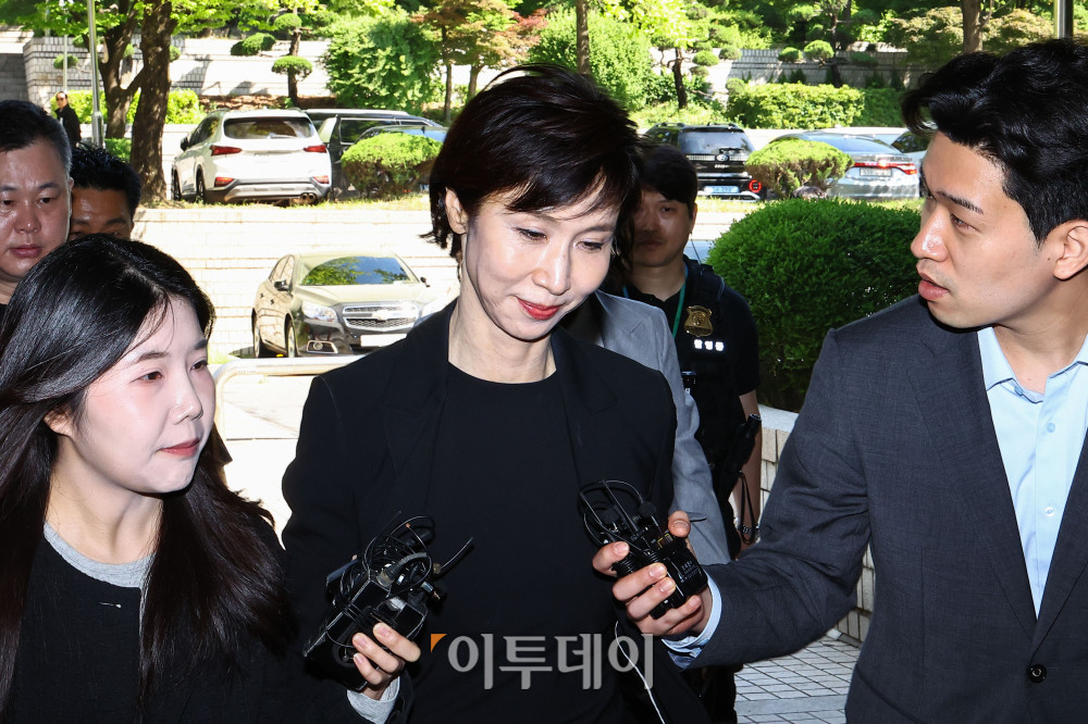 ▲노소영 아트센터 나비 관장이 13일 서울 서초구 서울고등법원에서 열린 최태원 SK그룹 회장과의 재산 분할 파기환송심 조정기일에 출석하고 있다. 사진공동취재단