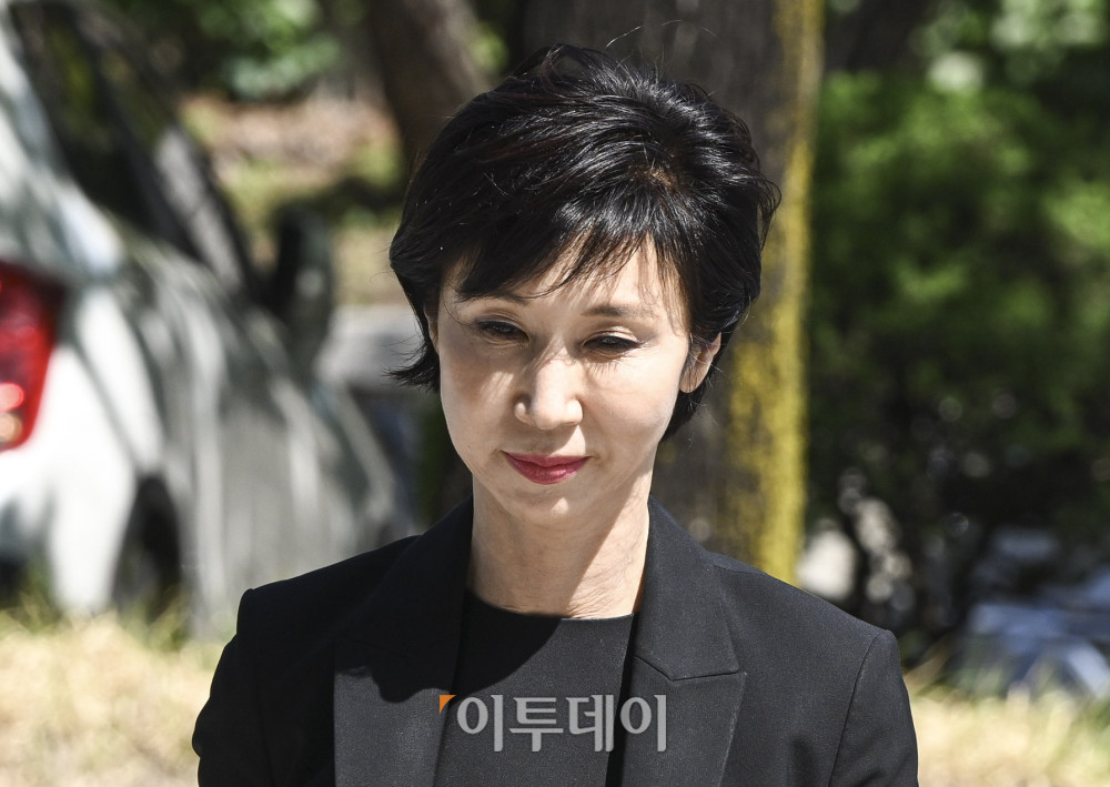 ▲노소영 아트센터 나비 관장이 13일 서울 서초구 서울고등법원에서 열린 최태원 SK그룹 회장과의 재산 분할 파기환송심 조정기일에 출석하고 있다. 사진공동취재단