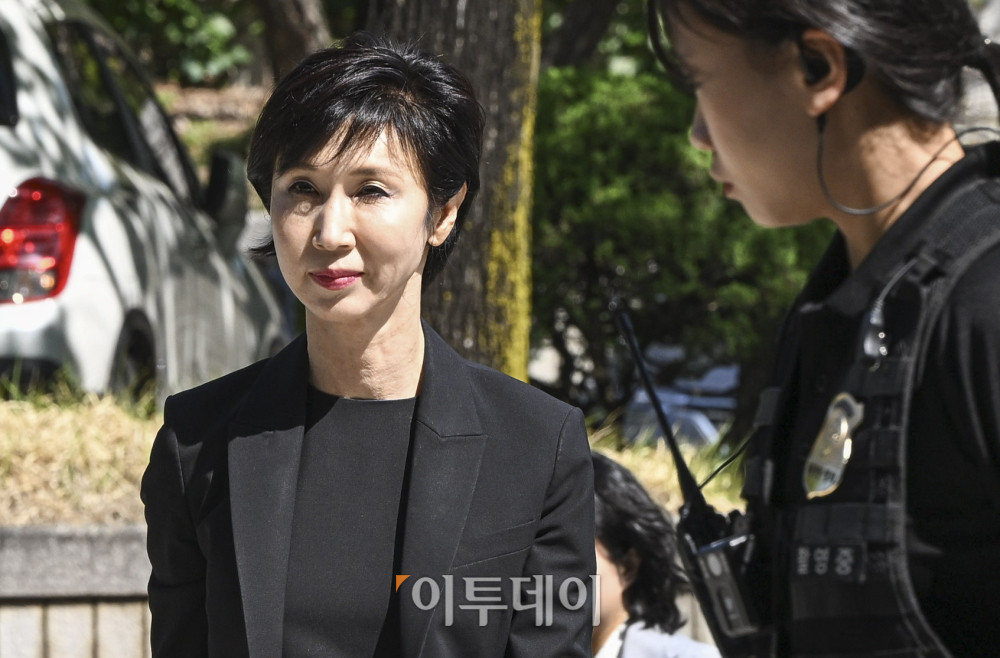 ▲노소영 아트센터 나비 관장이 13일 서울 서초구 서울고등법원에서 열린 최태원 SK그룹 회장과의 재산 분할 파기환송심 조정기일에 출석하고 있다. 사진공동취재단