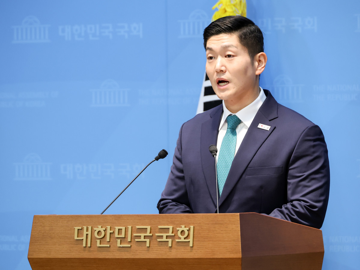 ▲국민의힘 김재섭 의원이 13일 국회 소통관에서 기자회견을 열고 더불어민주당 정원오 서울시장 후보의 폭행 전과와 관련한 내용을 밝히고 있다. (연합뉴스)