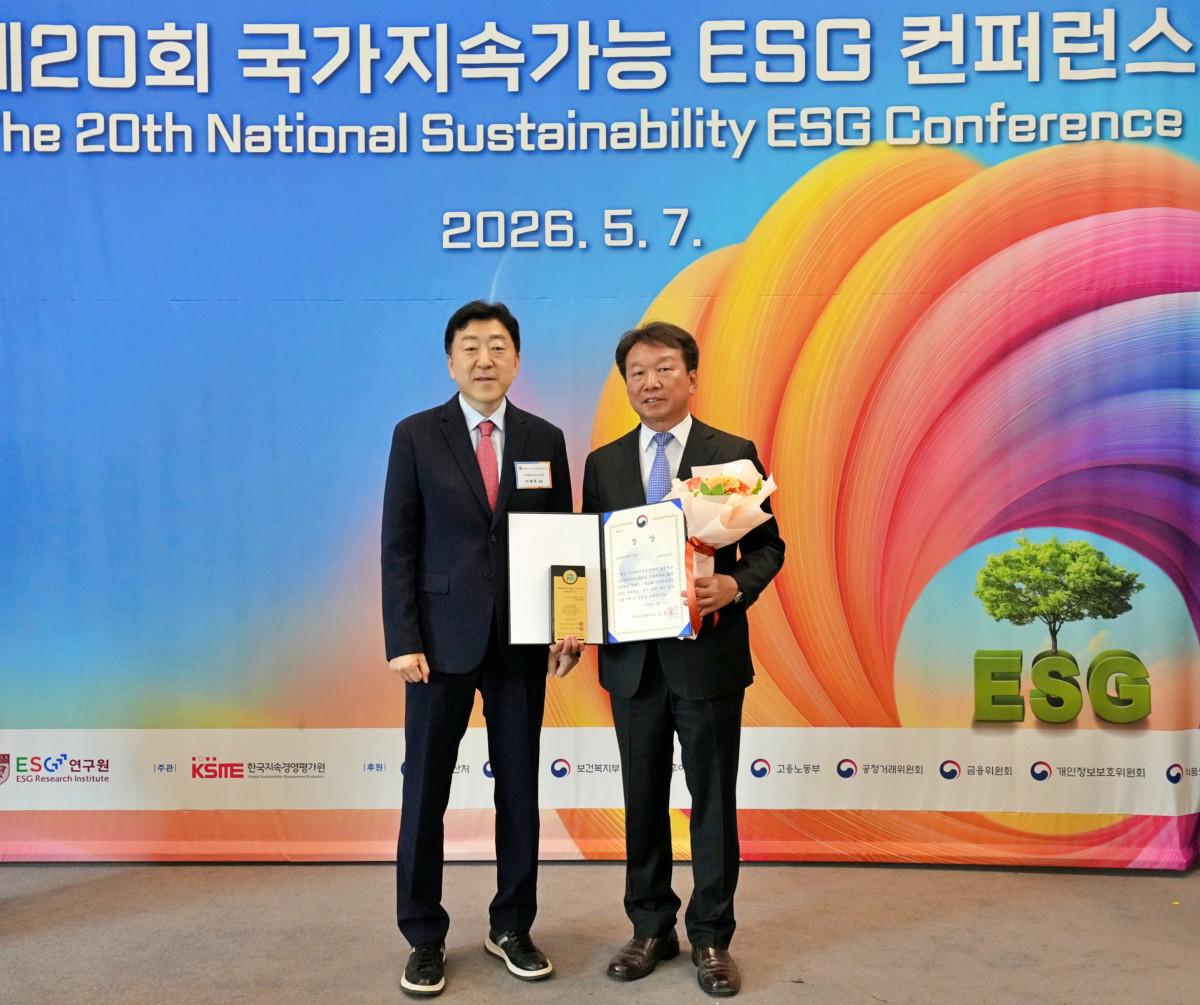 ▲[사진] 정무경 고려아연 지속가능경영부문 사장(오른쪽)과 이재혁 고려대 ESG연구원장(왼쪽)이 기념촬영 하는 모습 (고려아연)