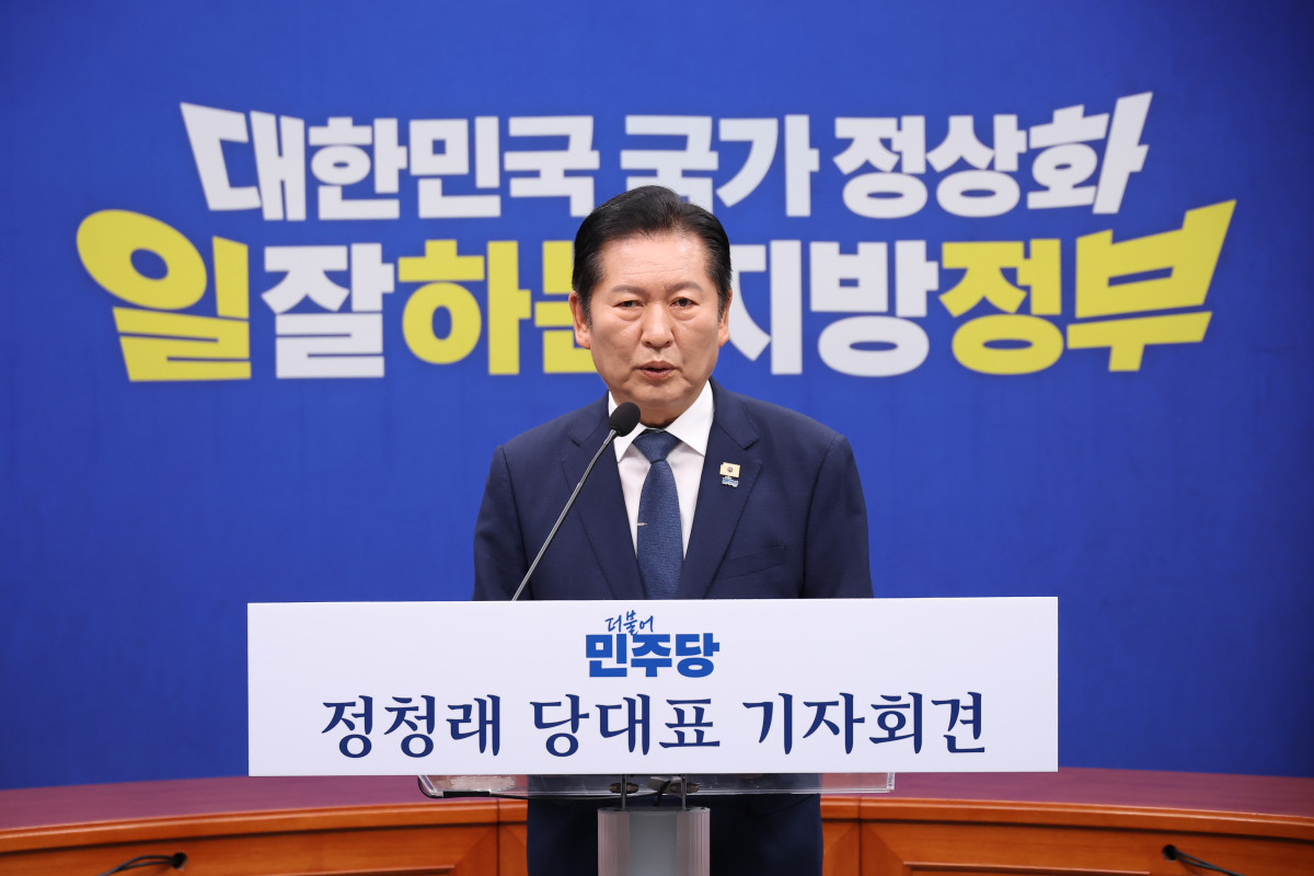▲6·3 지방선거와 재보선을 21일 앞둔 13일 더불어민주당 정청래 대표가 서울 여의도 국회에서 가진 기자회견에서 이번 선거의 의미를 말하고 있다. (연합뉴스)