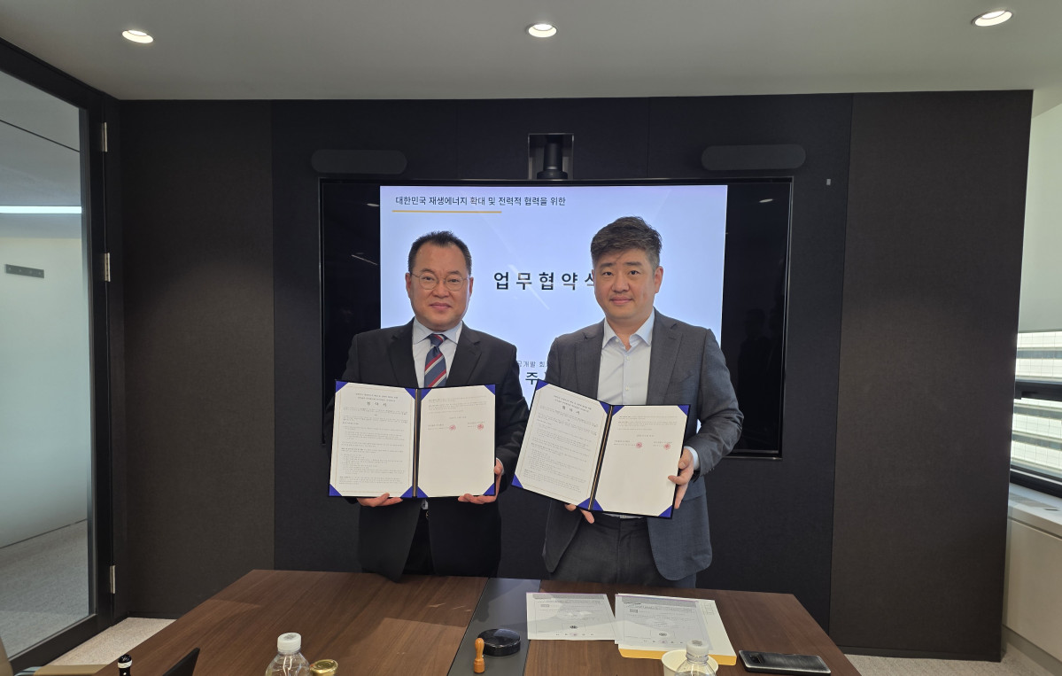 ▲국민솔라(주)가 13일 글로벌 재생에너지 투자·운용 플랫폼 브룩필드계 HRE와 기가와트(GW)급 대한민국 공익형 재생에너지 공동개발 업무협약을 체결하고 기념촬영을 하고 포즈를 취하고 있다. 사진 왼쪽 김대오 국민솔라(주) 대표, 오른쪽 김선웅 HRE 대표.