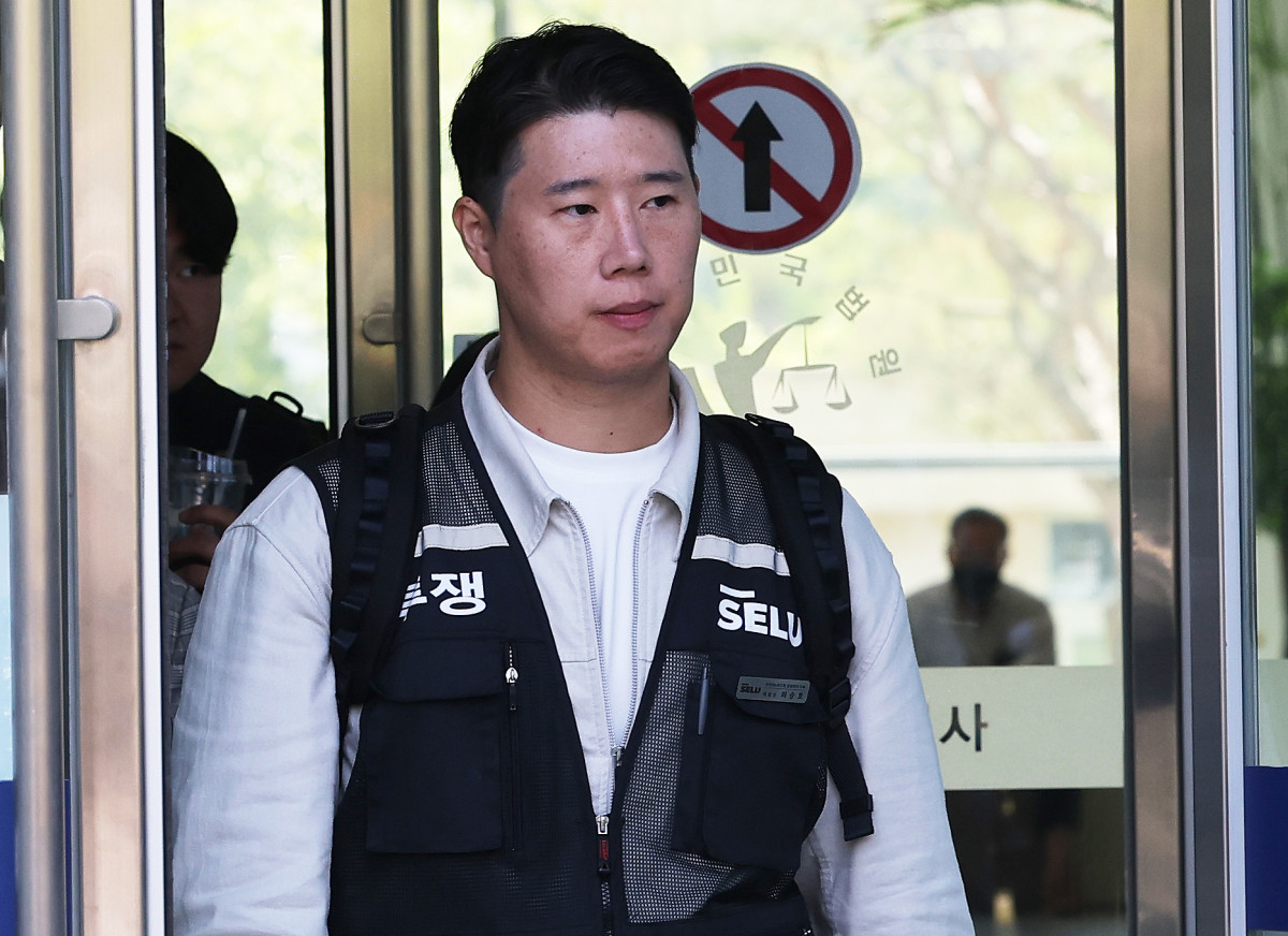 ▲최승호 초기업노조 삼성전자지부 위원장이 13일 경기도 수원시 영통구 수원지방법원에서 열린 삼성전자가 노조를 상대로 제기한 위법 쟁의행위 금지 가처분 신청 심문을 마치고 나오고 있다. (연합뉴스)