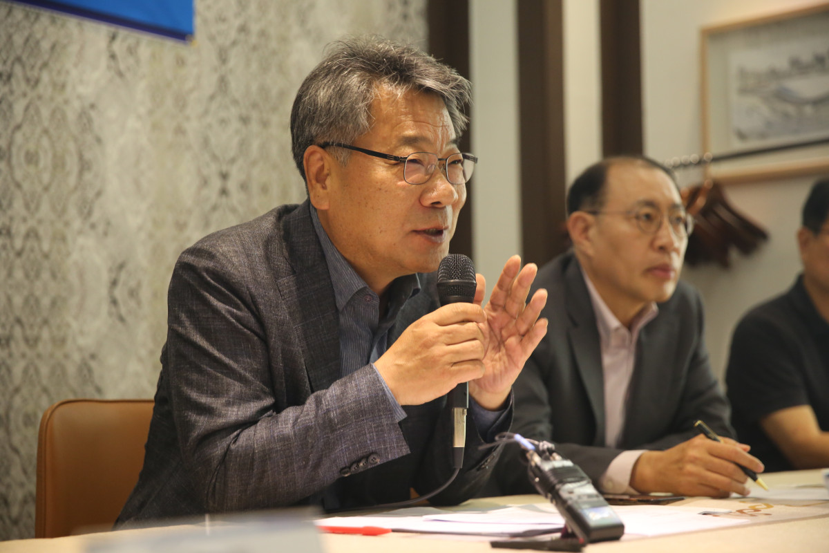 ▲김태헌 대한출판문화협회 회장이 13일 서울 광화문 인근 식당에서 열린 취임 기자간담회에서 기자들의 질문에 답변하고 있는 모습. (사진제공=대한출판문화협회)