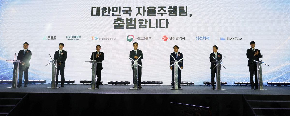 ▲업무협약식에 참석한 주요 인사들이 전자 서명판에 서명을 위해 연단에 서 있다. (왼쪽부터) 오토노머스 A2Z 한지형 대표, 현대차·기아 박민우 AVP본부장(사장), 한국교통안전공단 정용식 이사장, 국토교통부 김윤덕 장관, 광주광역시 강기정 시장, 삼성화재 이문화 사장, 라이드플럭스 박중희 대표 (사진=현대차·기아)