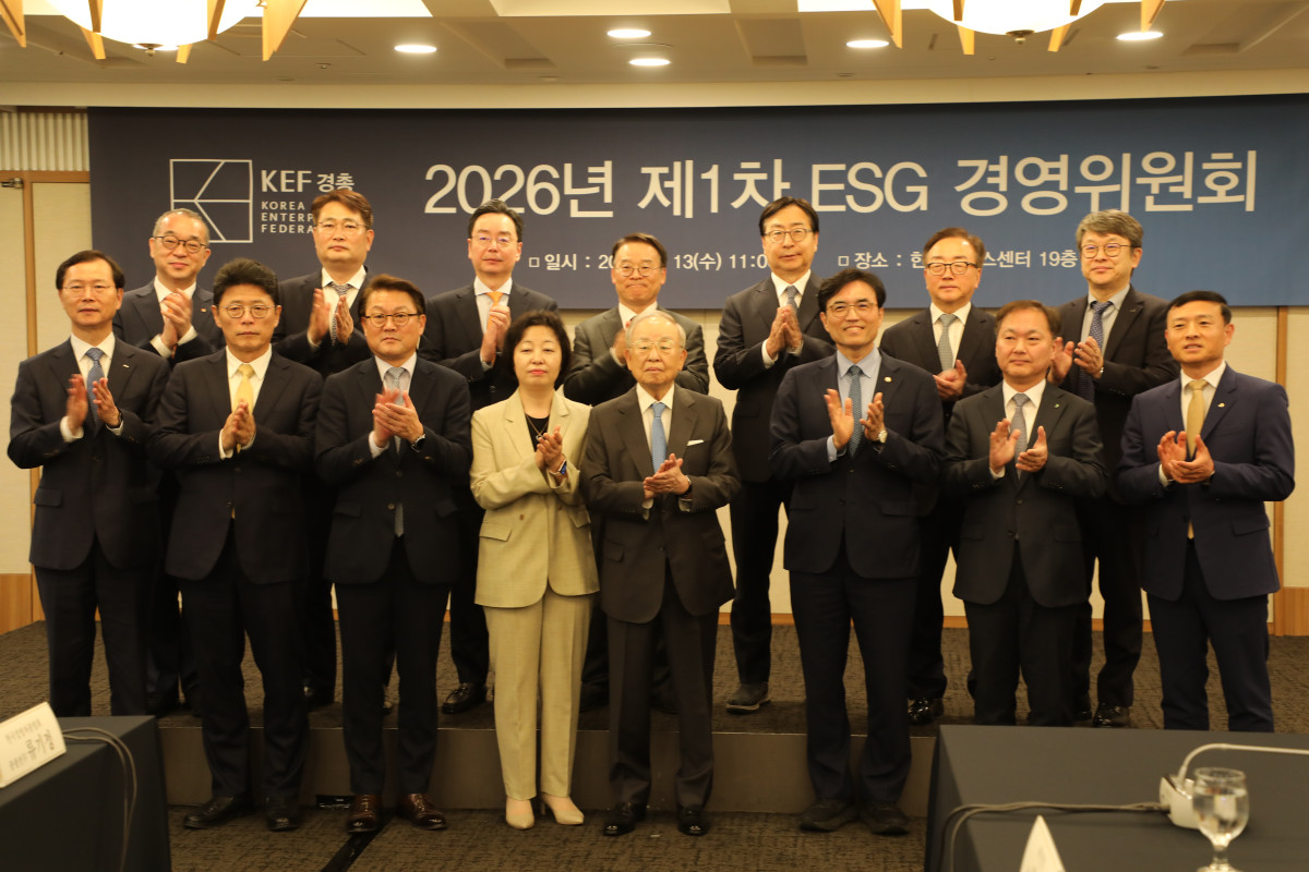 ▲(앞줄 왼쪽부터) 이주태 포스코홀딩스 사장, 이형희 SK주식회사 부회장, 박승희 삼성전자 사장, 이수미 OCI홀딩스 사장, 손경식 경총 회장, 권창준 고용노동부 차관, 김형관 HD한국조선해양 사장, 정종길 대우건설 상무. (뒷줄 왼쪽부터) 정인섭 한화오션 사장, 이왕상 GS 상무, 박준성 LG 부사장, 김진국 CJ주식회사 부사장, 임진달 HS효성첨단소재 사장, 이동근 경총 상근부회장, 안원형 LS 사장 (사진=경총)