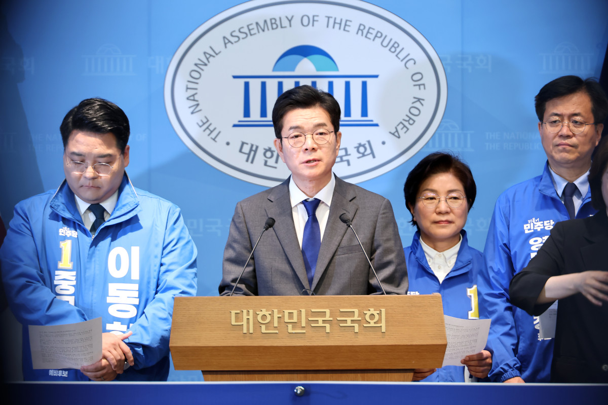 ▲더불어민주당 정원오 서울시장 후보와 서울 구청장 후보들이 13일 국회 소통관에서 소득 없는 은퇴 1주택자 재산세 감면 공약 발표 기자회견을 하고 있다. 사진=연합뉴스