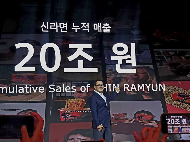 ▲농심 조용철 대표이사는 3일 오전 서울 중구 롯데호텔 서울에서 열린 신라면 40주년 기자간담회에서 신라면의 기록과 비전에 대해 소개하고 있다. (사진=정영인 기자 oin@)