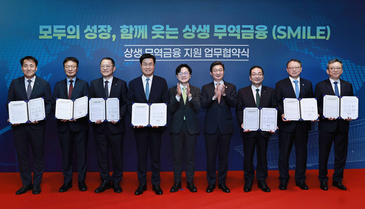 ▲김정관 산업통상부 장관(가운데)은 13일 울산 현대라한호텔에서 장영진 한국무역보험공사 사장, 이상균 HD현대중공업 대표, 김희철 한화오션 대표, 최성안 삼성중공업 대표, 이호성 하나은행장, 정진완 우리은행장, 정상혁 신한은행장을 비롯한 관계자 등이 참석한 가운데 열린 '상생 무역금융 지원 업무협약식'에 임석했다. (사진제공=산업통상부)