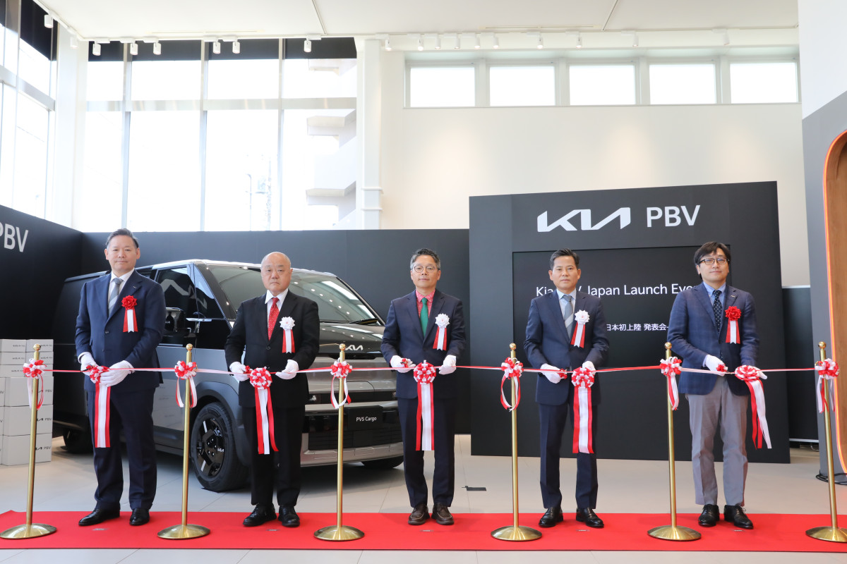 ▲(왼쪽부터) 기아 PBV 재팬 타지마 야스나리 대표이사, 일본자동차수입협회(JAIA) 부이사장 이리노 야쓰가즈 전무, 주일한국대사관 정경록 상무관, 기아 PBV비즈니스사업부장 김상대 부사장, 소지츠 자동차본부 하타케야마 타다시게 부장이 기념 사진을 촬영하는 모습 (사진=기아)