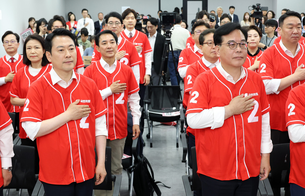 ▲국민의힘 장동혁 대표와 송언석 원내대표가 13일 서울 여의도 중앙당사에서 열린 '국민무시 심판 공소취소 저지 국민선거대책위원회' 출범식에서 국기에 경례하고 있다. (연합뉴스)