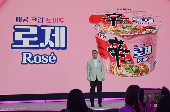 ▲농심 심규철 글로벌 커뮤니케이션 부문장이 13일 오전 10시 서울 중구 롯데호텔 서울에서 열린 신라면 40주년 기자간담회에서 신제품 '신라면 로제'를 소개하고 있다. (사진=정영인 기자 oin@)