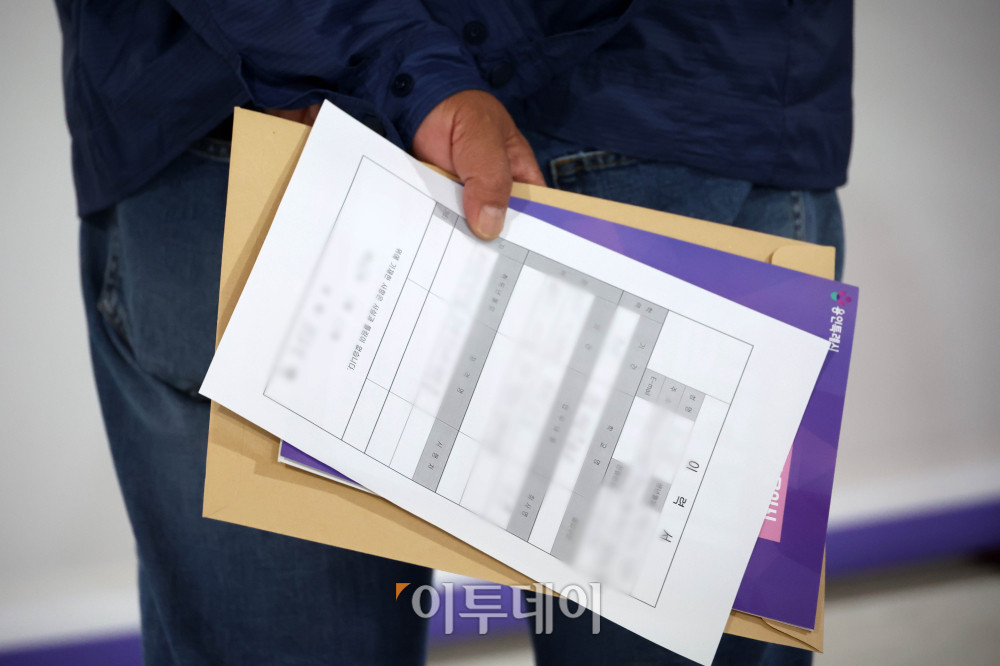 ▲13일 경기 용인미르스타디움에서 열린 ‘용인시 2026 상반기 일자리박람회’에서 한 구직자가 이력서를 들고 있다. 이날 국가데이터처가 발표한 고용동향에 따르면 지난달 취업자 수(15세 이상)는 7만4000명 증가에 그쳤고 고용률은 하락 전환했다. 중동전쟁 여파에 따른 유가 상승과 내수 부진, 전문·과학 및 기술서비스업 고용 둔화 등이 영향을 미친 것으로 분석된다. 청년층 고용률 역시 2년째 하락세를 이어가고 있다. 고이란 기자 photoeran@