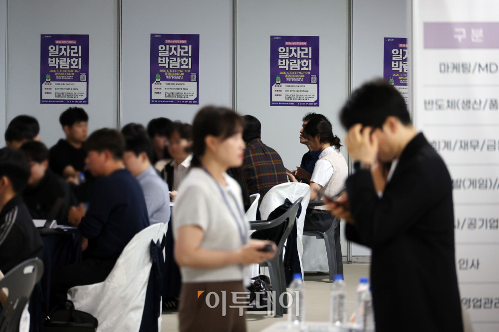 ▲13일 경기 용인미르스타디움에서 열린 ‘용인시 2026 상반기 일자리박람회’에서 구직자들이 멘토링 상담을 받고 있다. 이날 국가데이터처가 발표한 고용동향에 따르면 지난달 취업자 수(15세 이상)는 7만4000명 증가에 그쳤고 고용률은 하락 전환했다. 중동전쟁 여파에 따른 유가 상승과 내수 부진, 전문·과학 및 기술서비스업 고용 둔화 등이 영향을 미친 것으로 분석된다. 청년층 고용률 역시 2년째 하락세를 이어가고 있다. 고이란 기자 photoeran@