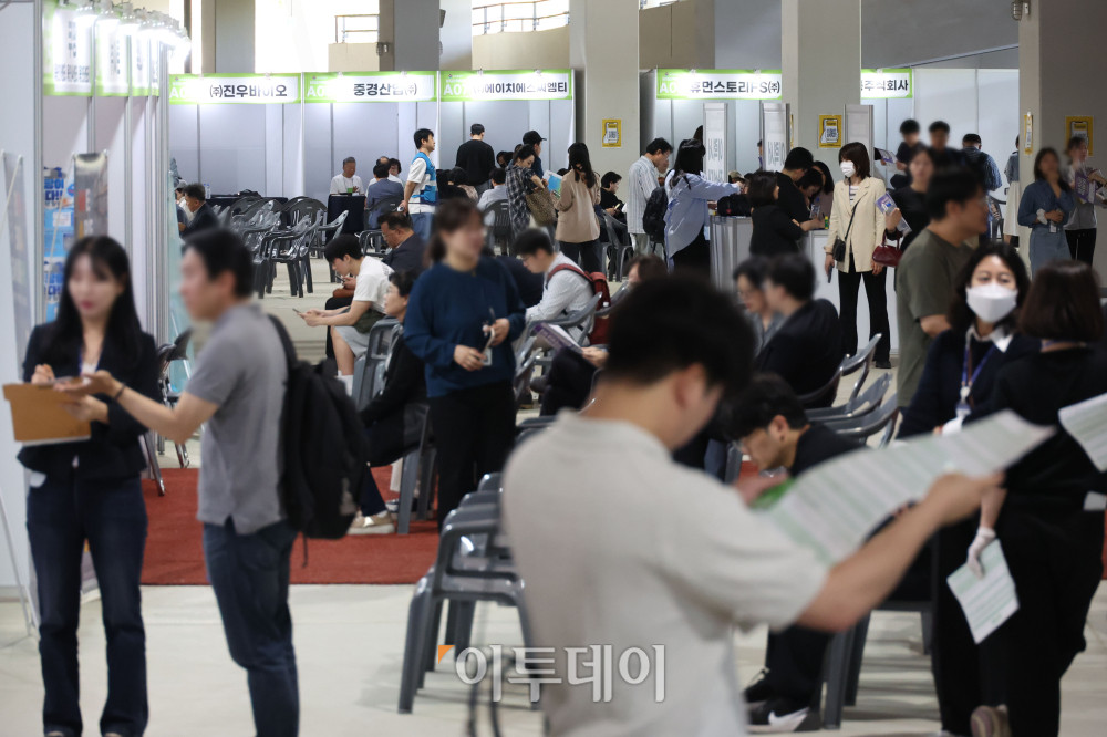 ▲13일 경기 용인미르스타디움에서 열린 ‘용인시 2026 상반기 일자리박람회’에서 구직자들이 채용상담을 받고 있다. 이날 국가데이터처가 발표한 고용동향에 따르면 지난달 취업자 수(15세 이상)는 7만4000명 증가에 그쳤고 고용률은 하락 전환했다. 중동전쟁 여파에 따른 유가 상승과 내수 부진, 전문·과학 및 기술서비스업 고용 둔화 등이 영향을 미친 것으로 분석된다. 청년층 고용률 역시 2년째 하락세를 이어가고 있다. 고이란 기자 photoeran@