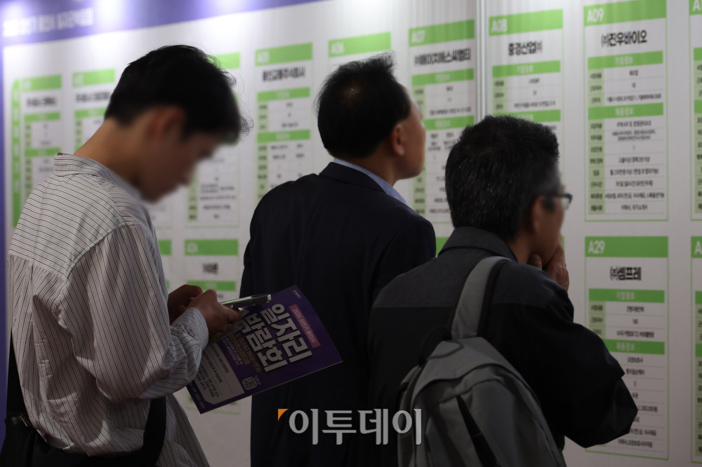 ▲13일 경기 용인미르스타디움에서 열린 ‘용인시 2026 상반기 일자리박람회’에서 구직자들이 채용 정보 게시판을 보고 있다. 이날 국가데이터처가 발표한 고용동향에 따르면 지난달 취업자 수(15세 이상)는 7만4000명 증가에 그쳤고 고용률은 하락 전환했다. 중동전쟁 여파에 따른 유가 상승과 내수 부진, 전문·과학 및 기술서비스업 고용 둔화 등이 영향을 미친 것으로 분석된다. 청년층 고용률 역시 2년째 하락세를 이어가고 있다. 고이란 기자 photoeran@