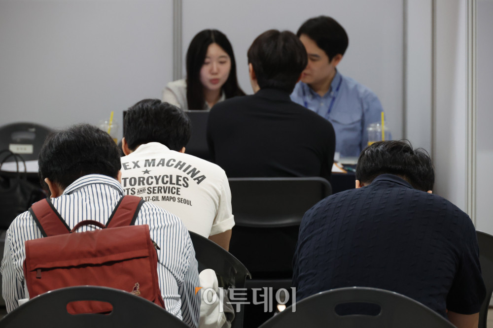 ▲13일 경기 용인미르스타디움에서 열린 ‘용인시 2026 상반기 일자리박람회’에서 구직자들이 채용상담을 받고 있다. 이날 국가데이터처가 발표한 고용동향에 따르면 지난달 취업자 수(15세 이상)는 7만4000명 증가에 그쳤고 고용률은 하락 전환했다. 중동전쟁 여파에 따른 유가 상승과 내수 부진, 전문·과학 및 기술서비스업 고용 둔화 등이 영향을 미친 것으로 분석된다. 청년층 고용률 역시 2년째 하락세를 이어가고 있다. 고이란 기자 photoeran@