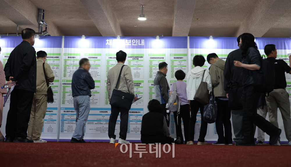 ▲13일 경기 용인미르스타디움에서 열린 ‘용인시 2026 상반기 일자리박람회’에서 구직자들이 채용정보 게시판을 보고 있다. 이날 국가데이터처가 발표한 고용동향에 따르면 지난달 취업자 수(15세 이상)는 7만4000명 증가에 그쳤고 고용률은 하락 전환했다. 중동전쟁 여파에 따른 유가 상승과 내수 부진, 전문·과학 및 기술서비스업 고용 둔화 등이 영향을 미친 것으로 분석된다. 청년층 고용률 역시 2년째 하락세를 이어가고 있다. 고이란 기자 photoeran@